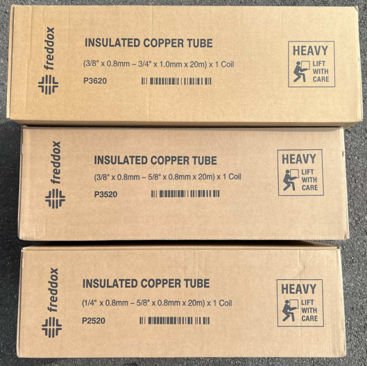 Musta koorikuga paaristoru pakendis